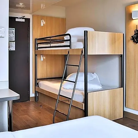 B&B Hotel Les Herbiers فندق