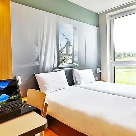 B&B Hotel Les Herbiers Hotel 2*